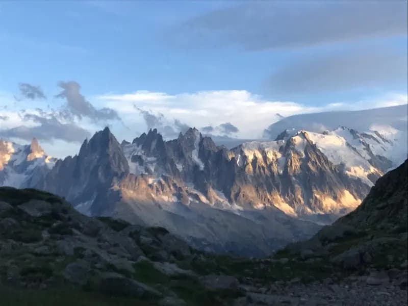 La catena del Monte Bianco al tramonto, con le guglie in controluce