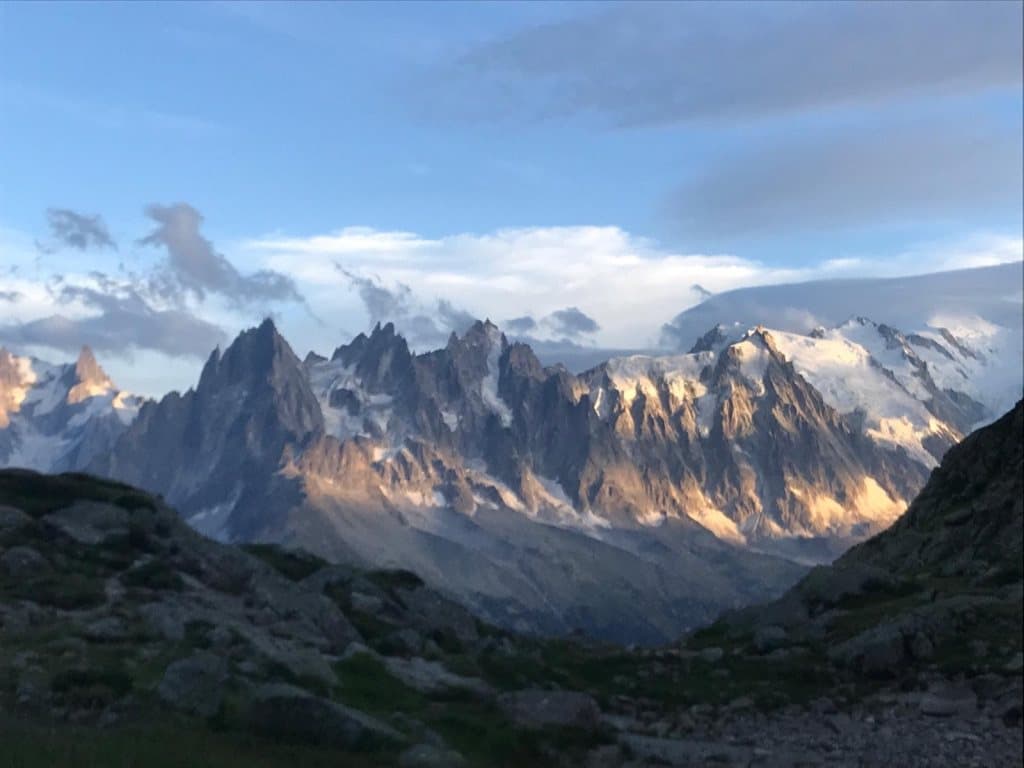 La catena del Monte Bianco al tramonto, con le guglie in controluce